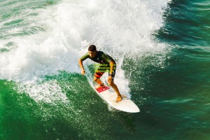 okooo_曼城再成克星？姆巴佩替补席枯坐引热议，巴黎欧冠战术谜局重现